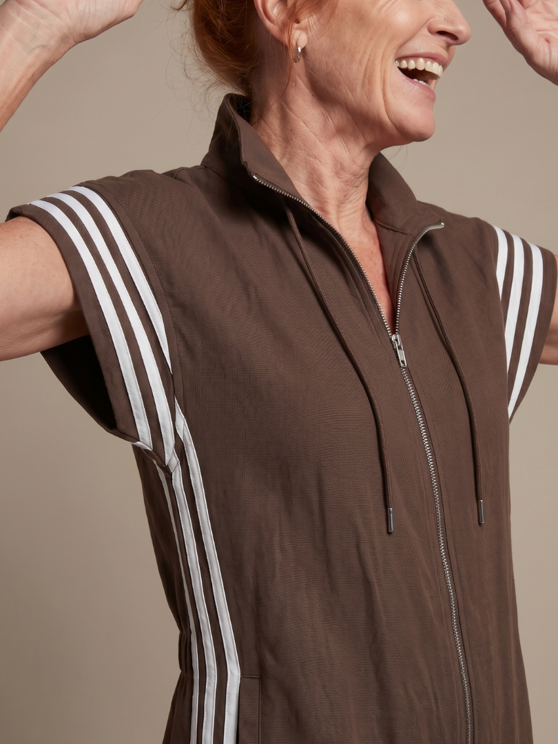 Lark | Jumpsuit s krátkými rukávy, zipem a bočními pruhovanými panely