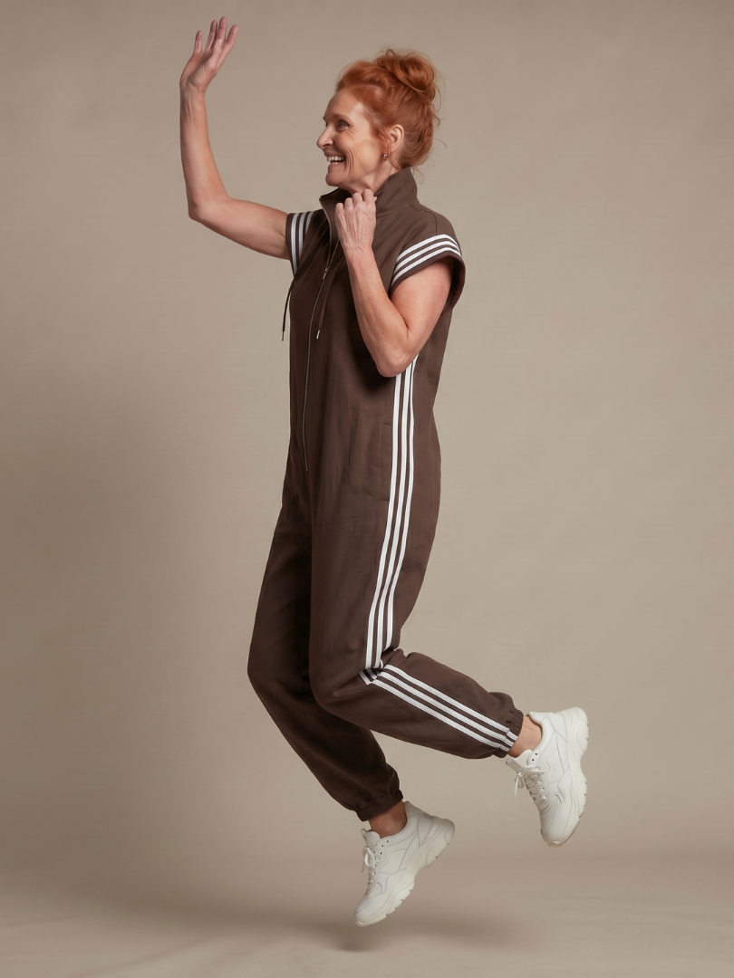 Lark | Jumpsuit s krátkými rukávy, zipem a bočními pruhovanými panely