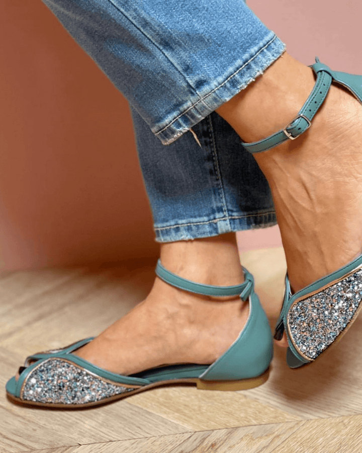 Sandála s lesklými detaily
