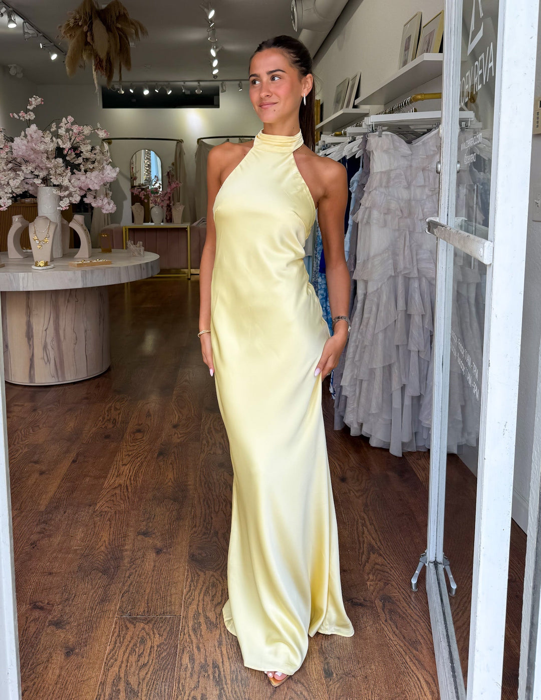 ZEYNEP | Elegantní saténové maxi šaty s halterkrkem