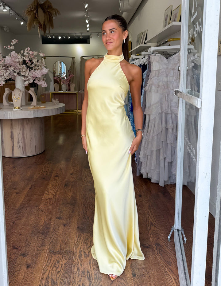 ZEYNEP | Elegantní saténové maxi šaty s halterkrkem