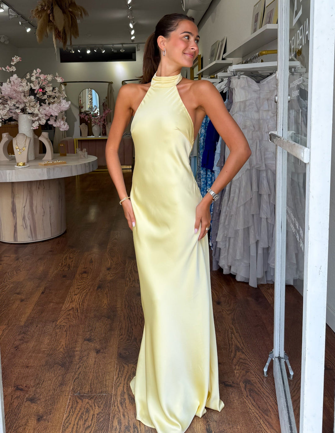 ZEYNEP | Elegantní saténové maxi šaty s halterkrkem